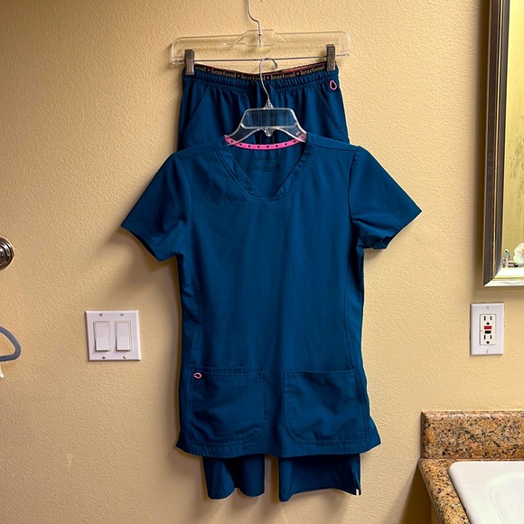 Heartsoul scrubs women’s Pitter-Pat shaped V-Neck top and pants - Picture 1 of 13